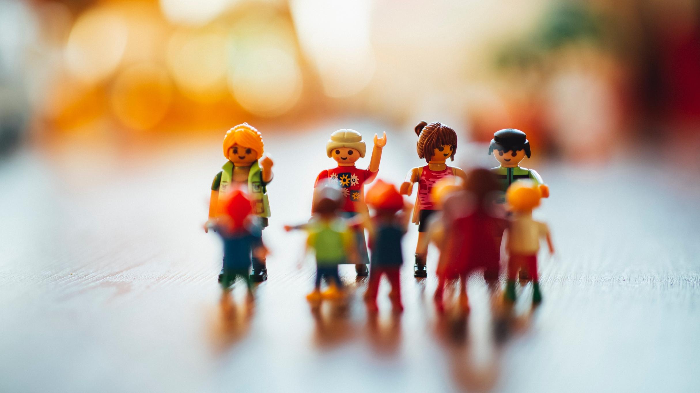 Man sieht eine Gruppe Playmobilmenschen zusammen stehend