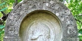 Ornamentale Gestaltung des Grabmales Pety